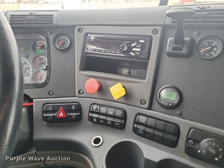 image for item LG9403 2015 Freightliner Cascadia  semi truck