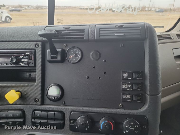 image for item LG9403 2015 Freightliner Cascadia  semi truck