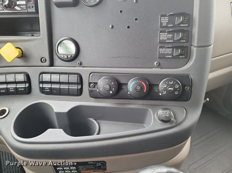 image for item LG9403 2015 Freightliner Cascadia  semi truck