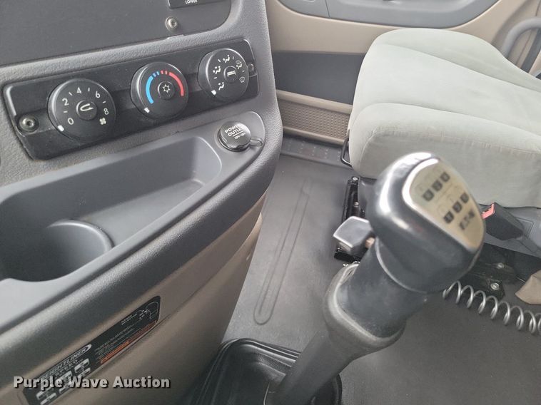 image for item LG9403 2015 Freightliner Cascadia  semi truck