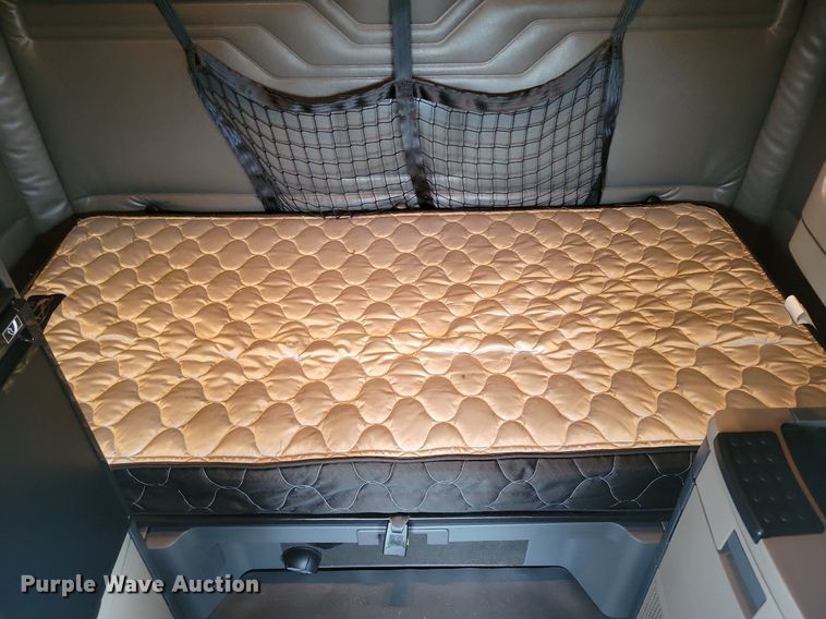 image for item LG9403 2015 Freightliner Cascadia  semi truck