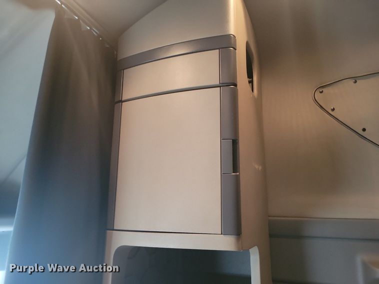 image for item LG9403 2015 Freightliner Cascadia  semi truck