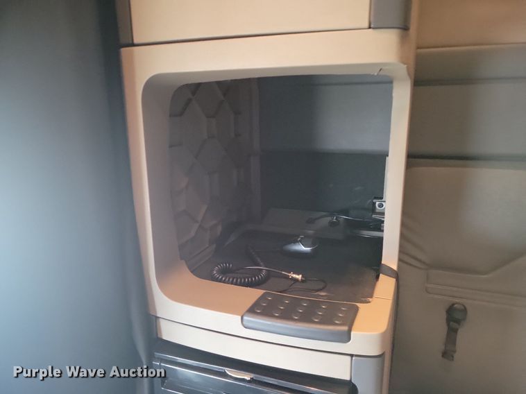 image for item LG9403 2015 Freightliner Cascadia  semi truck