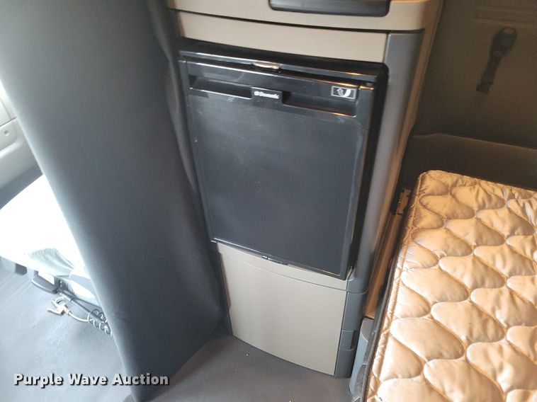 image for item LG9403 2015 Freightliner Cascadia  semi truck