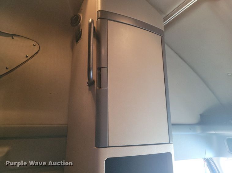 image for item LG9403 2015 Freightliner Cascadia  semi truck