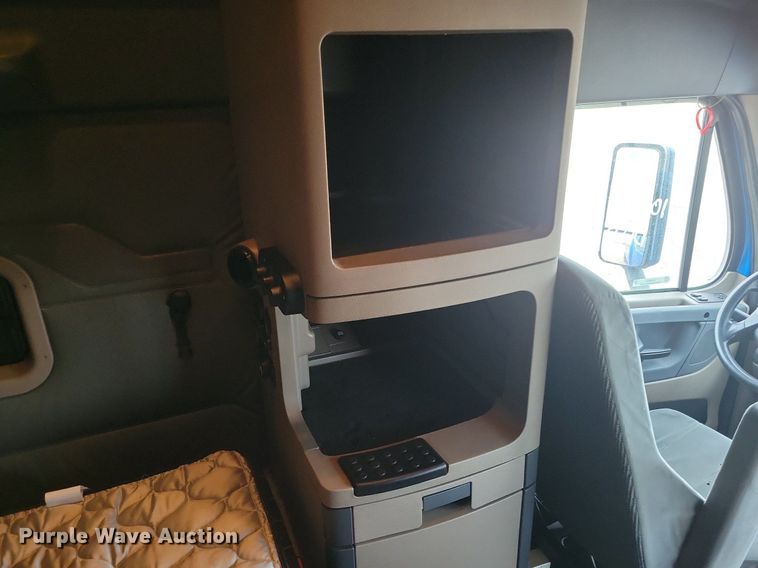 image for item LG9403 2015 Freightliner Cascadia  semi truck