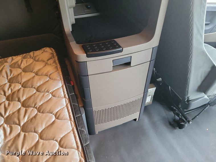 image for item LG9403 2015 Freightliner Cascadia  semi truck