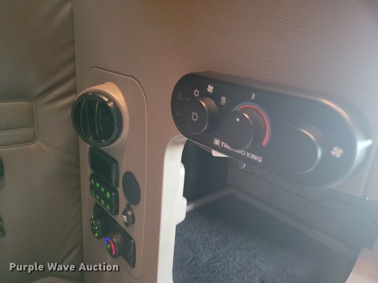 image for item LG9403 2015 Freightliner Cascadia  semi truck