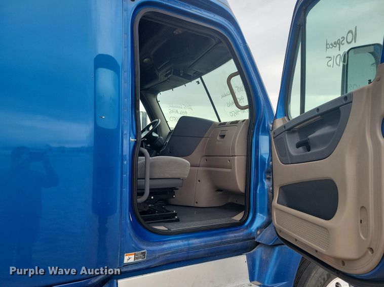 image for item LG9403 2015 Freightliner Cascadia  semi truck