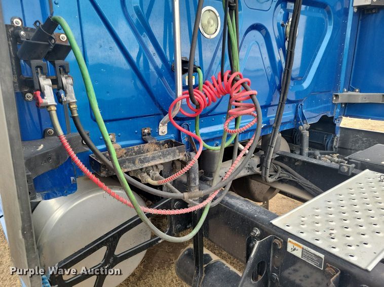 image for item LG9403 2015 Freightliner Cascadia  semi truck