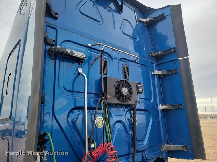 image for item LG9403 2015 Freightliner Cascadia  semi truck