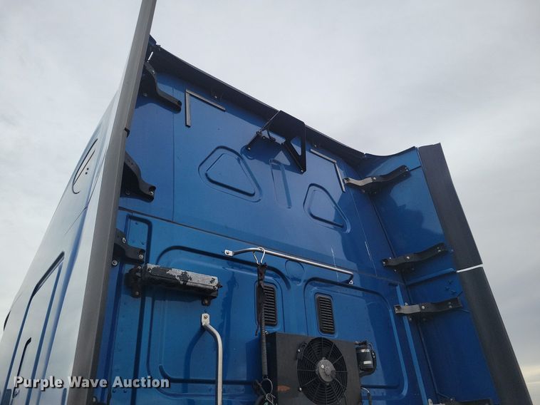 image for item LG9403 2015 Freightliner Cascadia  semi truck