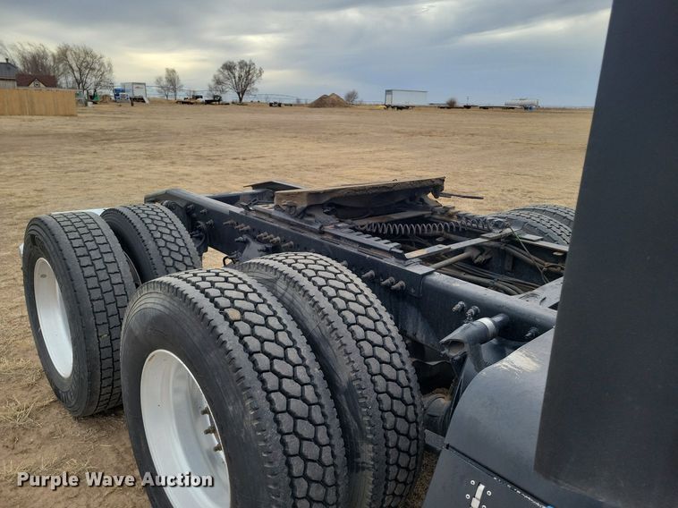 image for item LG9403 2015 Freightliner Cascadia  semi truck