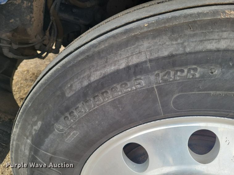 image for item LG9403 2015 Freightliner Cascadia  semi truck