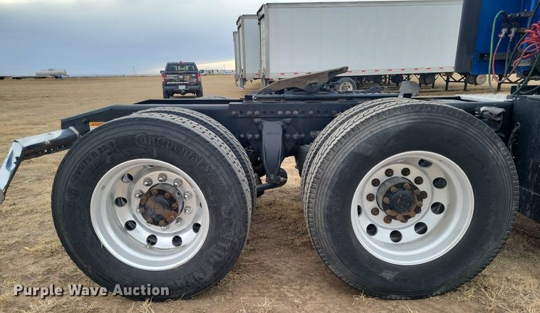 image for item LG9403 2015 Freightliner Cascadia  semi truck