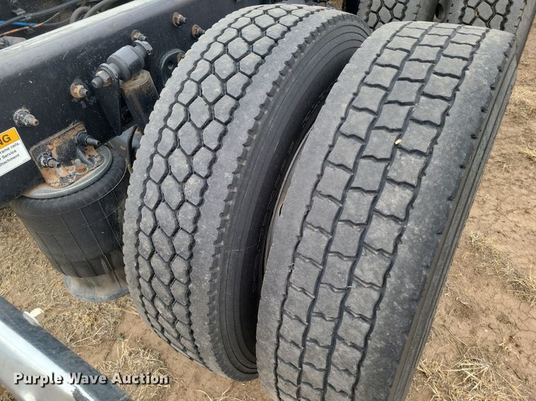 image for item LG9403 2015 Freightliner Cascadia  semi truck