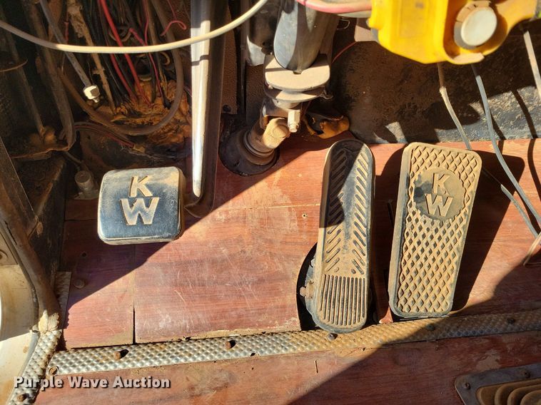 image for item LG9448 1981 Kenworth  grain truck