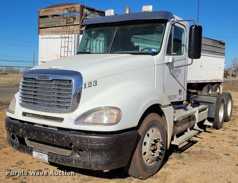image for item LG9449 2009 Freightliner Columbia  semi truck