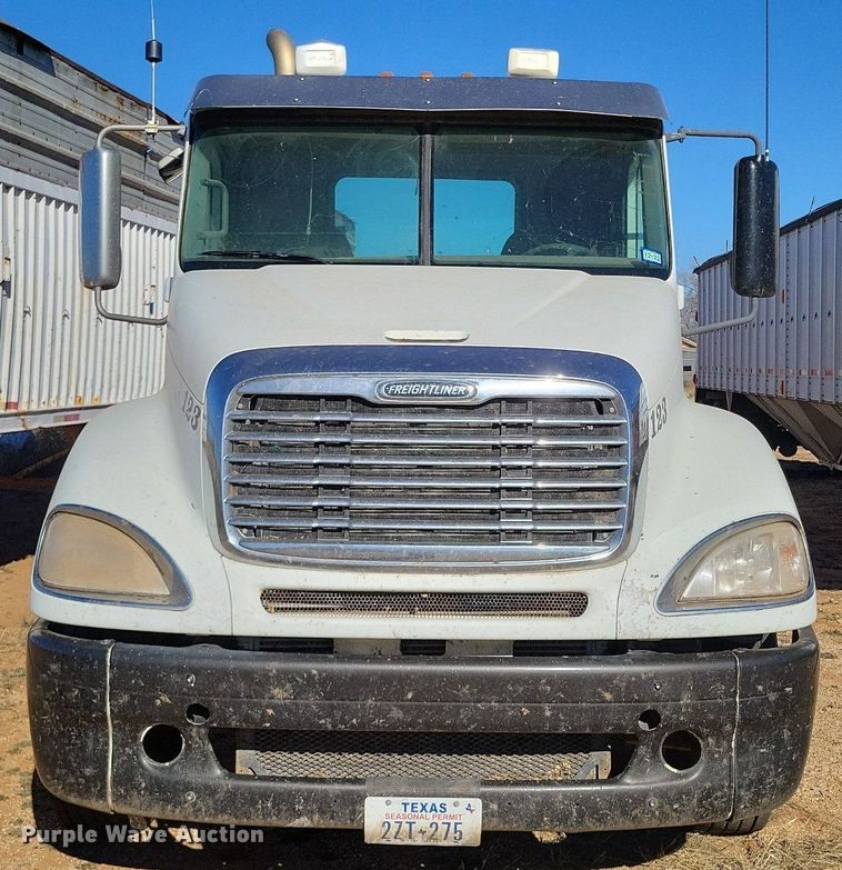 image for item LG9449 2009 Freightliner Columbia  semi truck