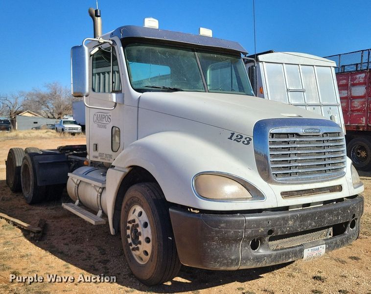image for item LG9449 2009 Freightliner Columbia  semi truck