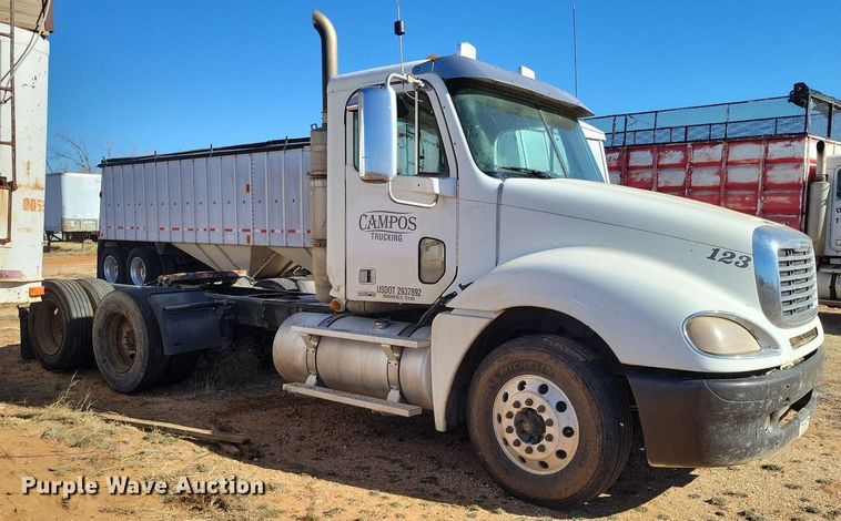 image for item LG9449 2009 Freightliner Columbia  semi truck