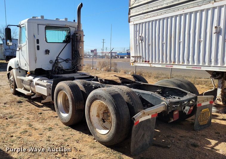 image for item LG9449 2009 Freightliner Columbia  semi truck