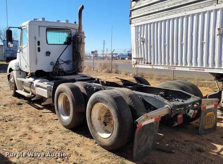 image for item LG9449 2009 Freightliner Columbia  semi truck