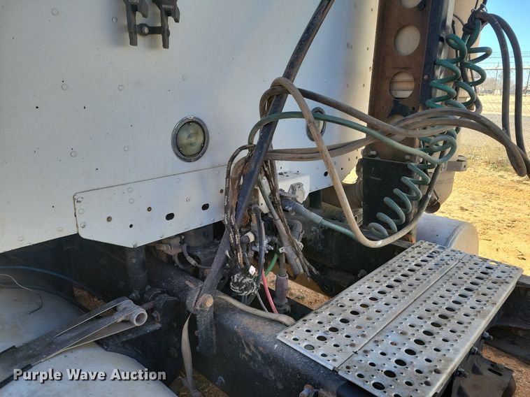 image for item LG9449 2009 Freightliner Columbia  semi truck