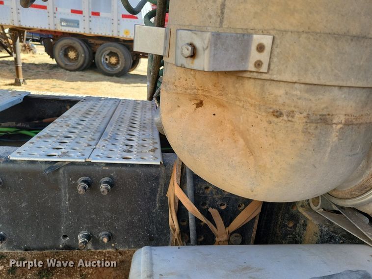 image for item LG9449 2009 Freightliner Columbia  semi truck