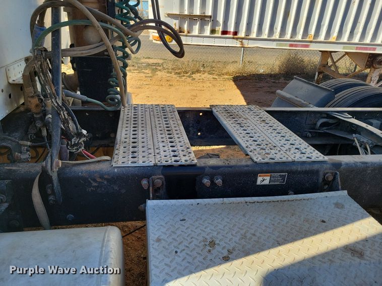 image for item LG9449 2009 Freightliner Columbia  semi truck