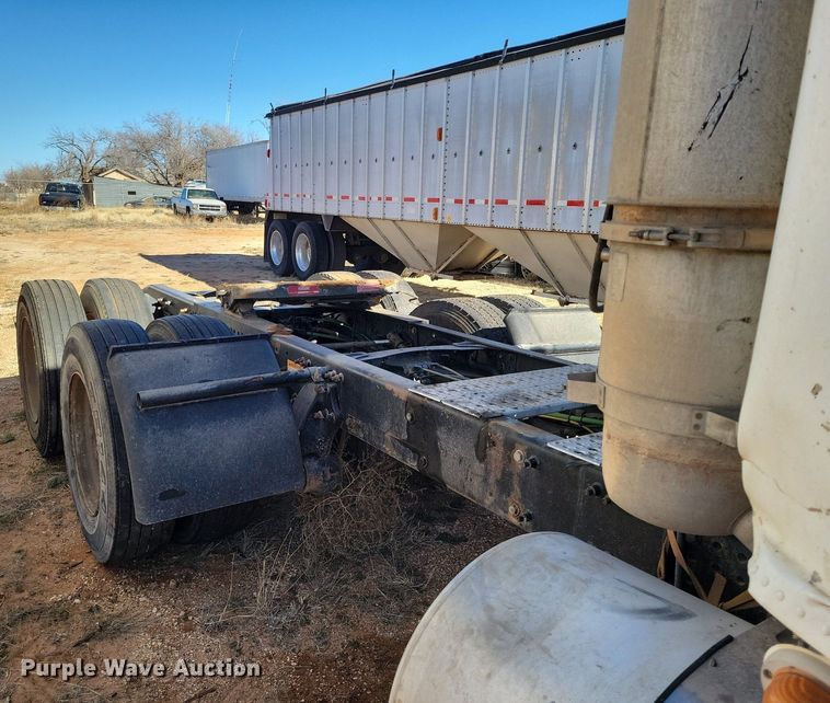 image for item LG9449 2009 Freightliner Columbia  semi truck