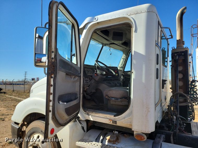 image for item LG9449 2009 Freightliner Columbia  semi truck