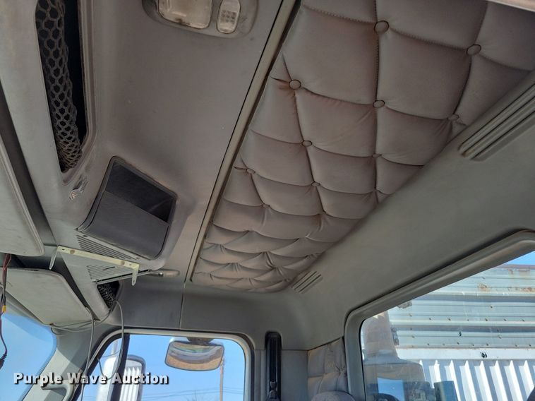 image for item LG9449 2009 Freightliner Columbia  semi truck