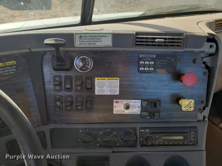 image for item LG9449 2009 Freightliner Columbia  semi truck