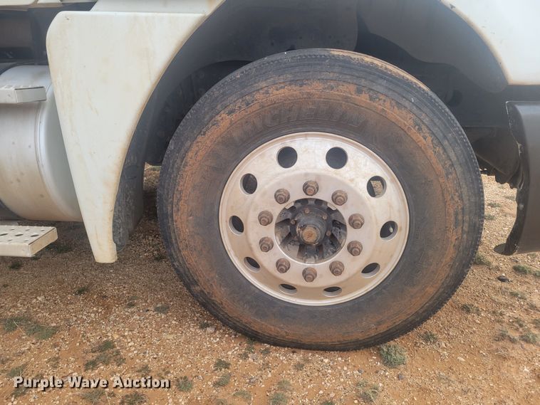 image for item LG9449 2009 Freightliner Columbia  semi truck