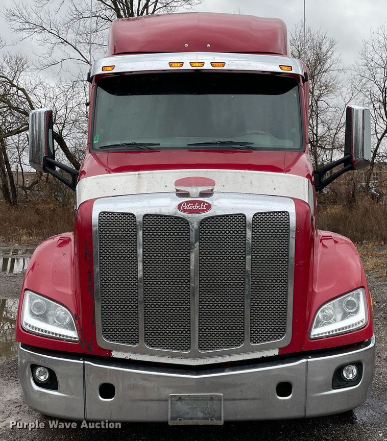 image for item MA9799 2016 Peterbilt 579  semi truck