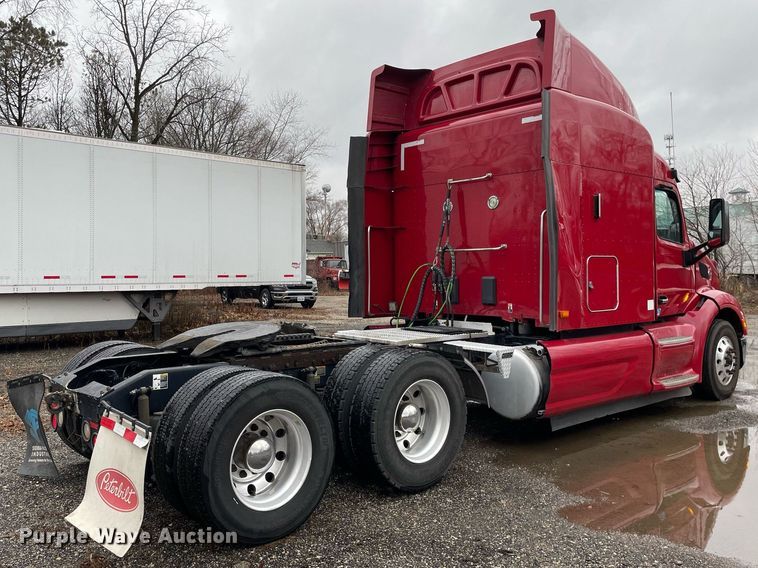 image for item MA9799 2016 Peterbilt 579  semi truck