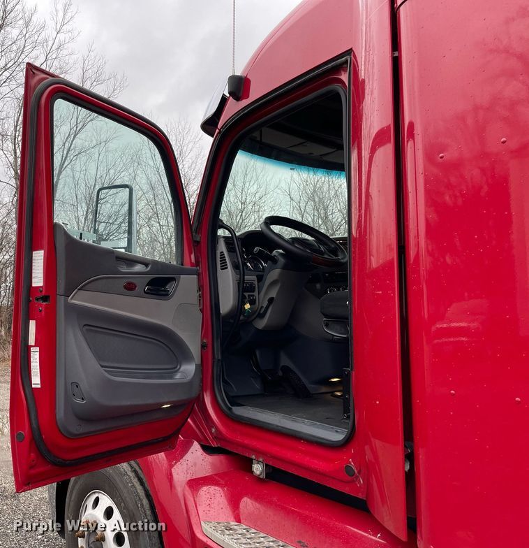 image for item MA9799 2016 Peterbilt 579  semi truck