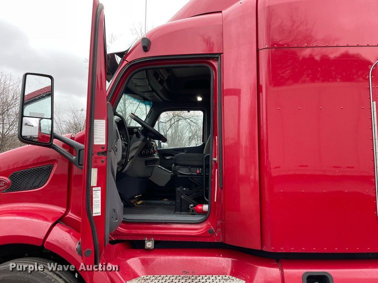 image for item MA9799 2016 Peterbilt 579  semi truck