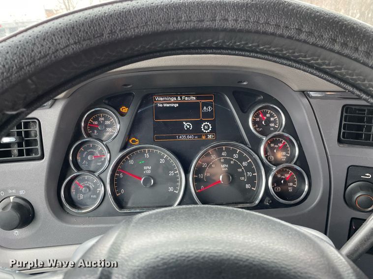 image for item MA9799 2016 Peterbilt 579  semi truck