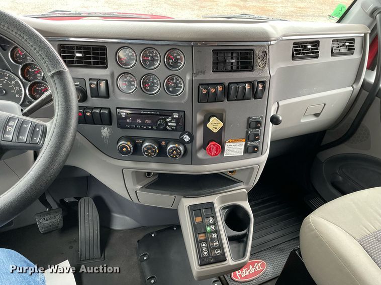 image for item MA9799 2016 Peterbilt 579  semi truck