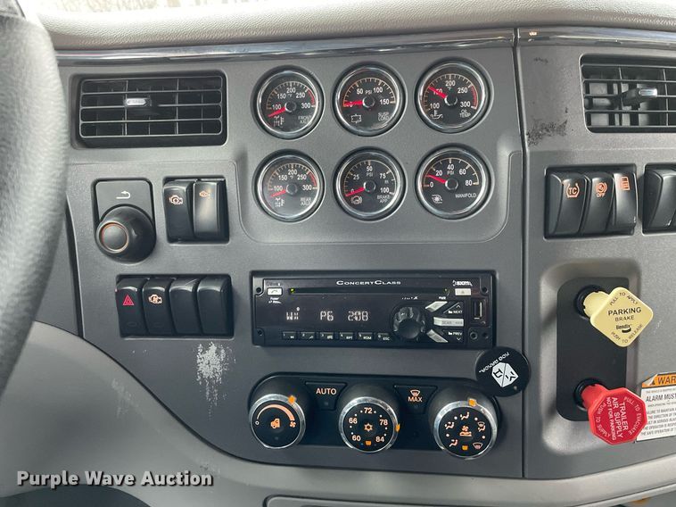 image for item MA9799 2016 Peterbilt 579  semi truck