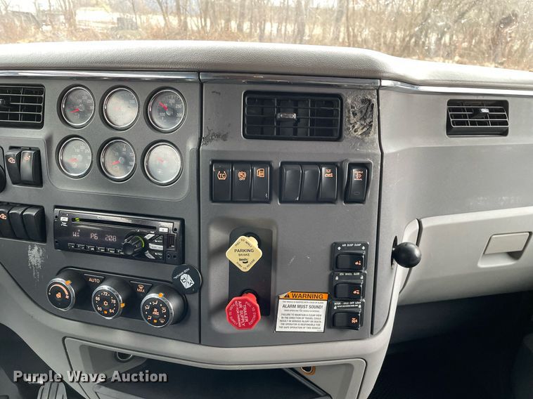 image for item MA9799 2016 Peterbilt 579  semi truck