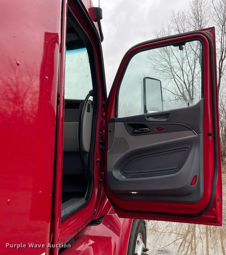 image for item MA9799 2016 Peterbilt 579  semi truck