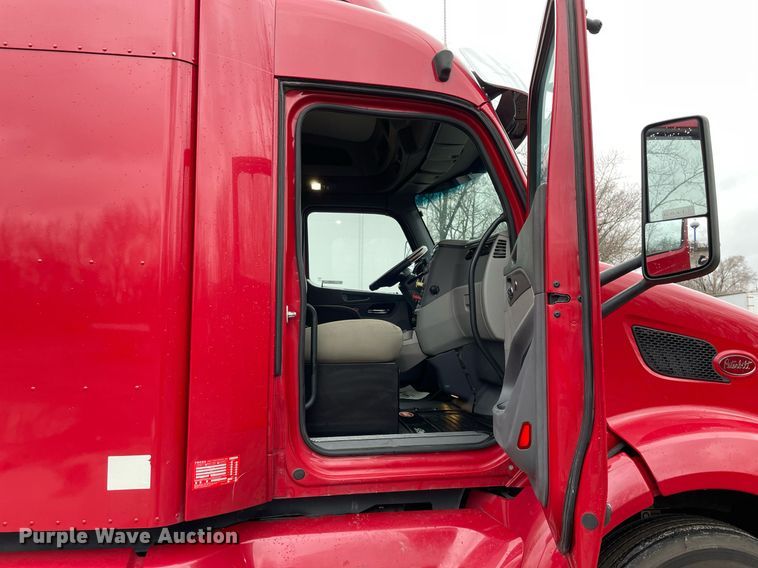 image for item MA9799 2016 Peterbilt 579  semi truck