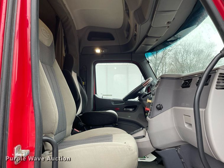 image for item MA9799 2016 Peterbilt 579  semi truck