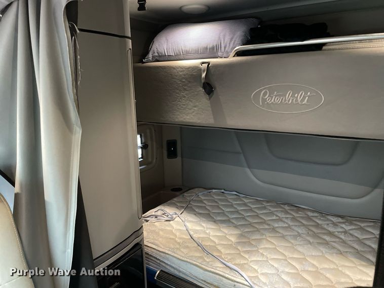 image for item MA9799 2016 Peterbilt 579  semi truck