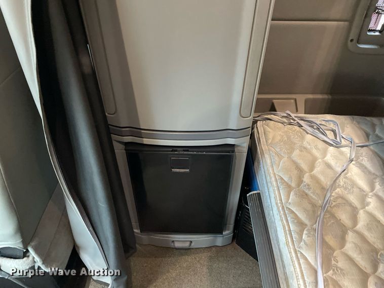 image for item MA9799 2016 Peterbilt 579  semi truck