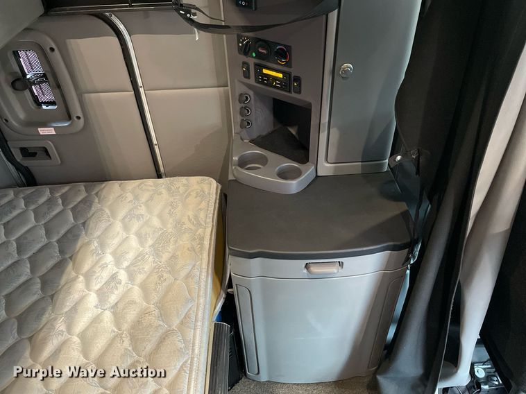 image for item MA9799 2016 Peterbilt 579  semi truck