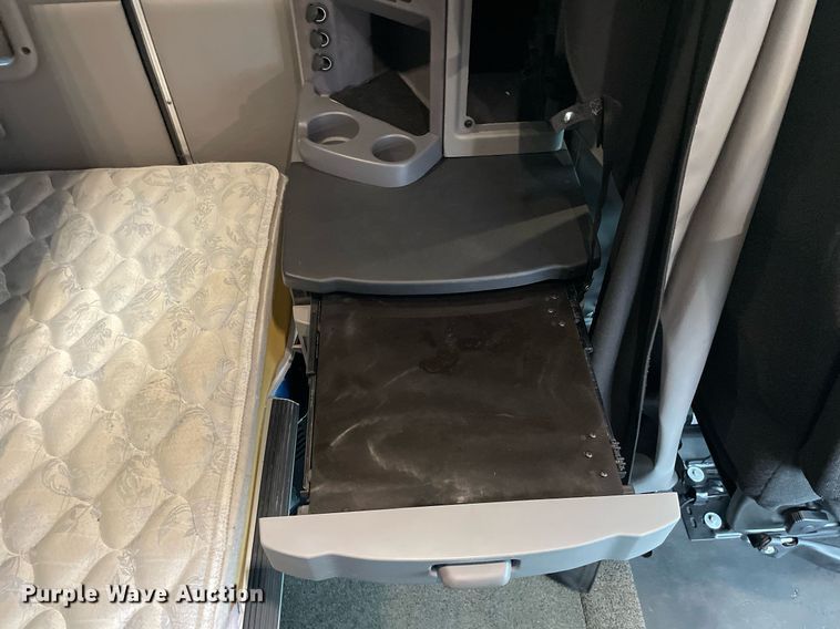 image for item MA9799 2016 Peterbilt 579  semi truck